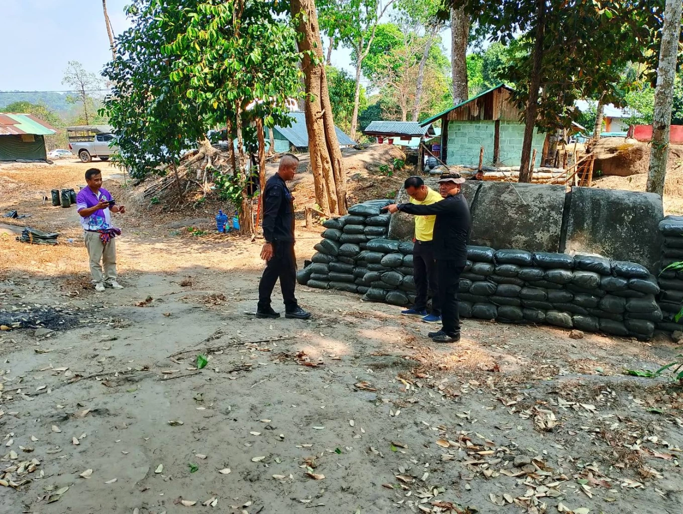 เฝ้าระวังพื้นที่ “ศาลาตรีมุข” “ไทรวมพลัง”ส่งน้ำหนุนฐานทหาร-เยี่ยม ปชช.