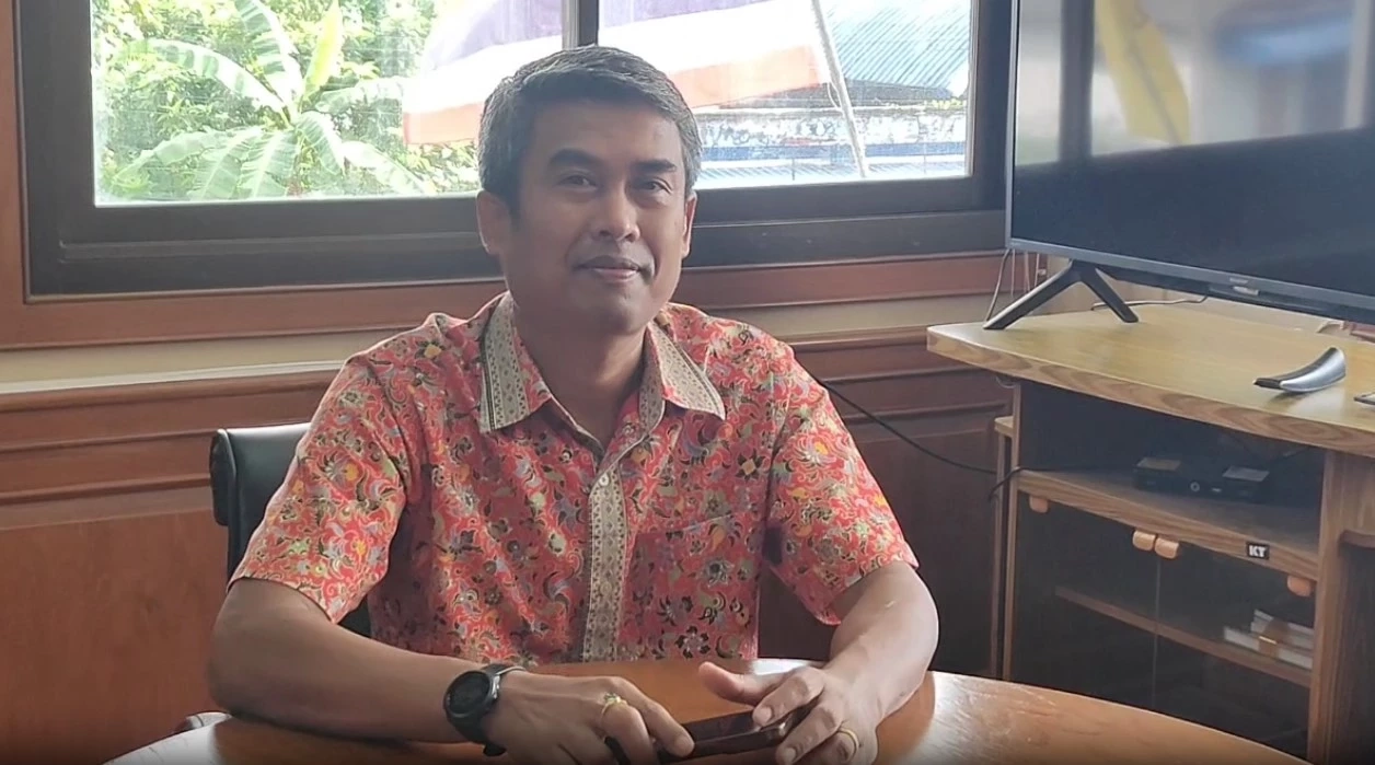  นายปฏิวัติ ทองเพชรจันทร์ นายอำเภอพรหมคีรี