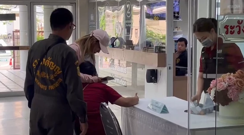 ญาติทยอยรับศพเหยื่อ "ตึกถล่ม" เมียคนขับเครน เผยลางก่อนเกิดเหตุ