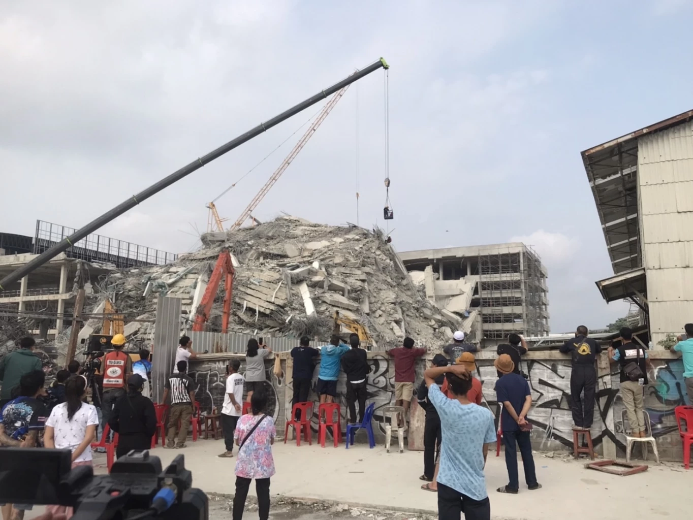 ญาติทยอยรับศพเหยื่อ "ตึกถล่ม" เมียคนขับเครน เผยลางก่อนเกิดเหตุ