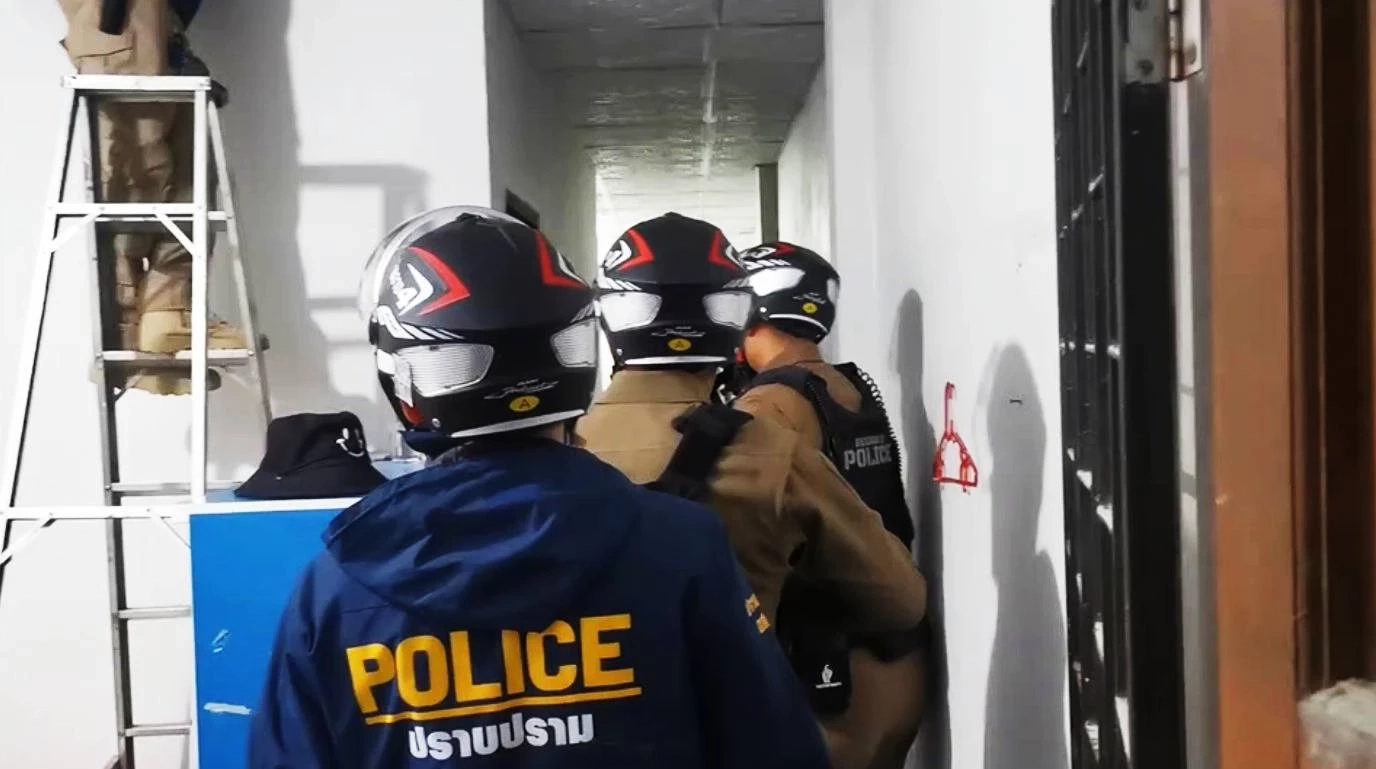 ตำรวจบ้านฉางบุกชาร์จ "พ่อคลั่งยา จับลูกสาววัย 12 เป็นตัวประกัน"