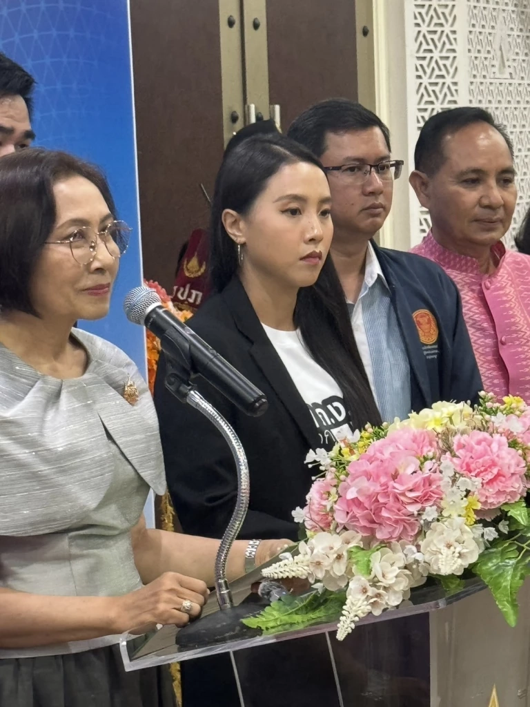 "ไอซ์ รักชนก" บุก “สปส." จี้เปิดข้อมูลบริหารเงินผู้ประกันตน