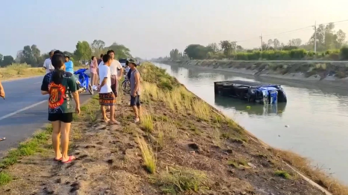 สลด รถบรรทุกหมูพลิกคว่ำตกคลอง หมูจมน้ำตายเกือบ100 ตัว