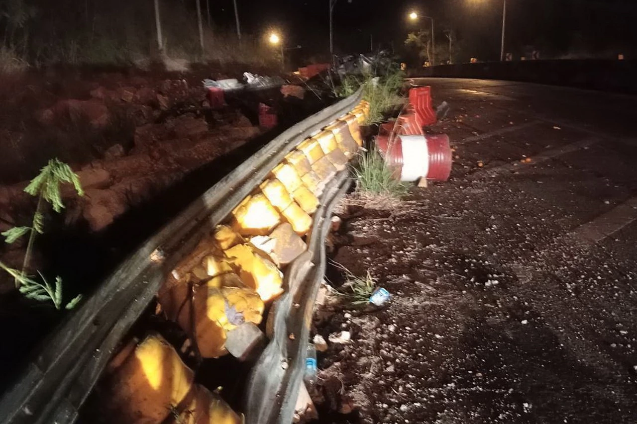 สลด! รถปิคอัพบรรทุกส้ม ลงเขาพุ่งชนแบริเออร์ พลิกคว่ำอัดก็อบปี้คนขับ