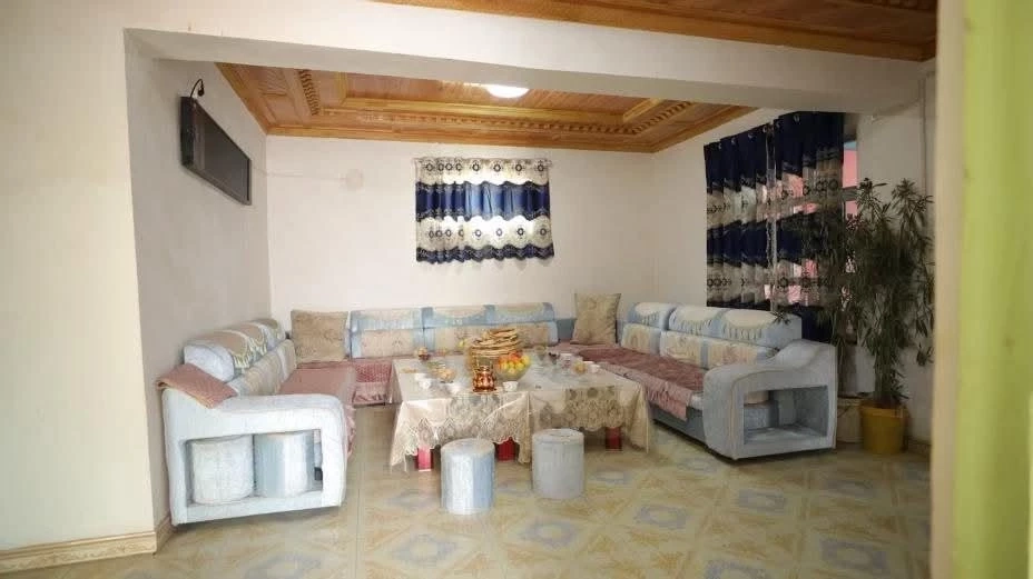 สถานทูตจีนเผยภาพ "ชาวอุยกูร์" กลับถึงบ้านพบครอบครัวแล้ว