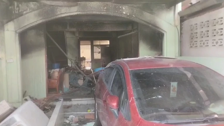 ระทึก! ถังแก๊สระเบิดไฟไหม้บ้าน ลูกเจ้าของบ้านสาหัส เพื่อนบ้านช่วยดับไฟทัน