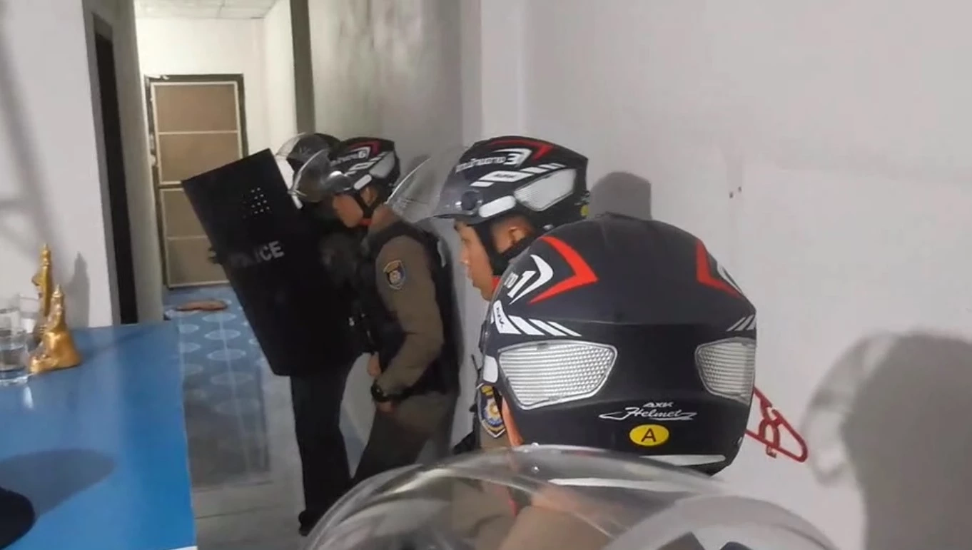 ตำรวจบ้านฉางบุกชาร์จ "พ่อคลั่งยา จับลูกสาววัย 12 เป็นตัวประกัน"