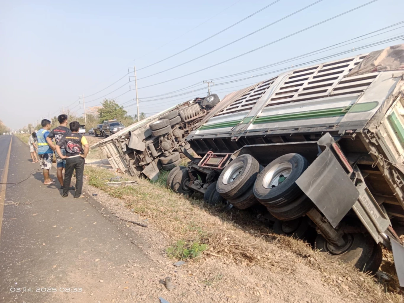 รถพ่วง ชนท้ายรถอ้อย ก่อนพลิกคว่ำทับรถกระบะ คนขับดับคาซาก