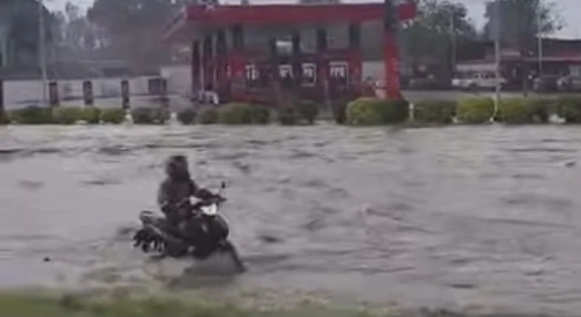 ด่วน! “ศรีราชา” ฝนถล่ม พักเดียวถนนหลายสายจมบาดาล ลึกสุดเป็นเมตร