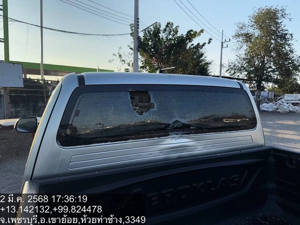 รวบแล้ว! แก๊งเด็กแว้น ปาหินใส่กระจกรถกระบะทะลุ ขณะจอดติดไฟแดง