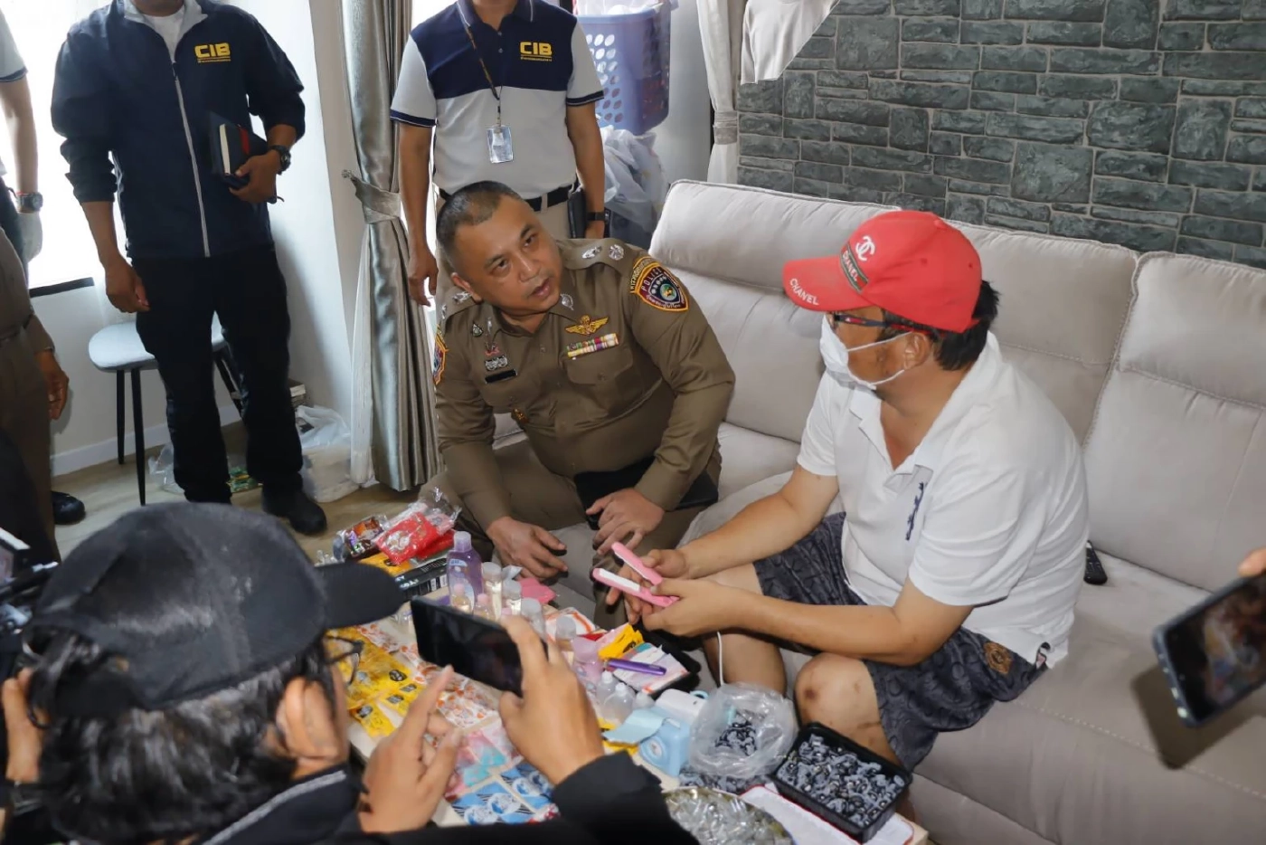 ทลายแหล่งผลิตบุหรี่ไฟฟ้าซอมบี้ - พอตเค เปิดร้านกัญชาบังหน้า