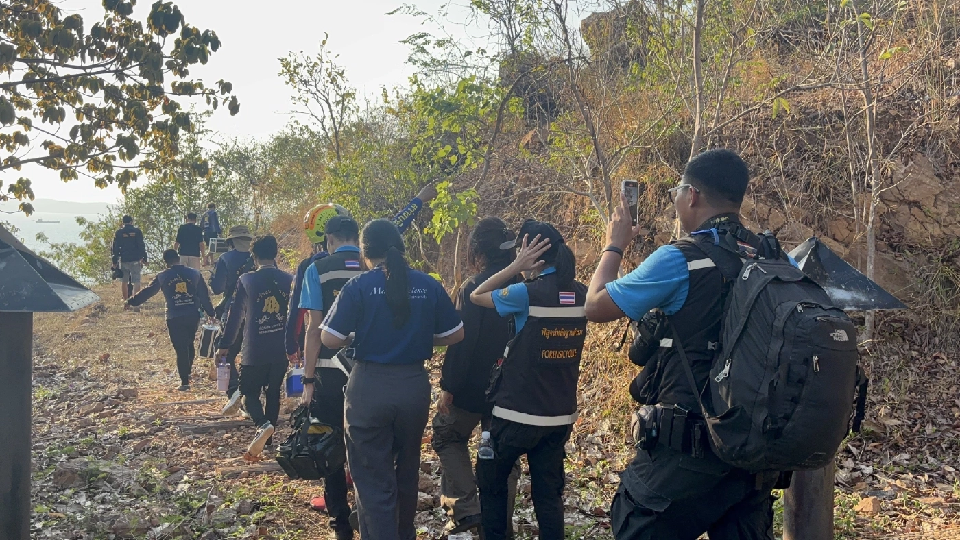 ผงะ! พบศพชายชาวญี่ปุ่น ผูกคอตาย จุดชมวิวเกาะล้าน เจ้าหน้าที่เร่งตรวจสอบ