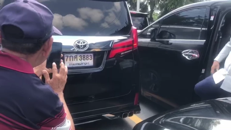 แห่ส่องทะเบียนรถ "ทักษิณ" ทอดผ้าป่าเพื่อไทย นครศรีธรรมราช