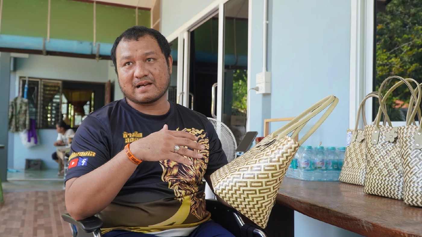 \"จ่าปืน\" ตร.EOD ถูกระเบิดขาขาด 2 ข้าง สู้ชีวิตขายปลาส้ม หารายได้เลี้ยงครอบครัว