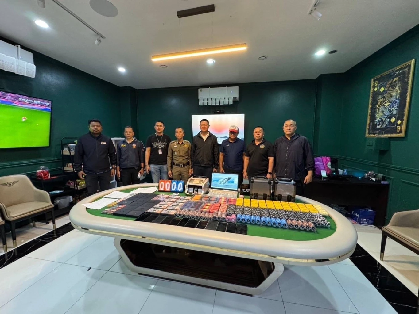 บุกทลายบ่อนโป๊กเกอร์กลางกรุง รวบผีพนันนานาชาติเกินครึ่งร้อย