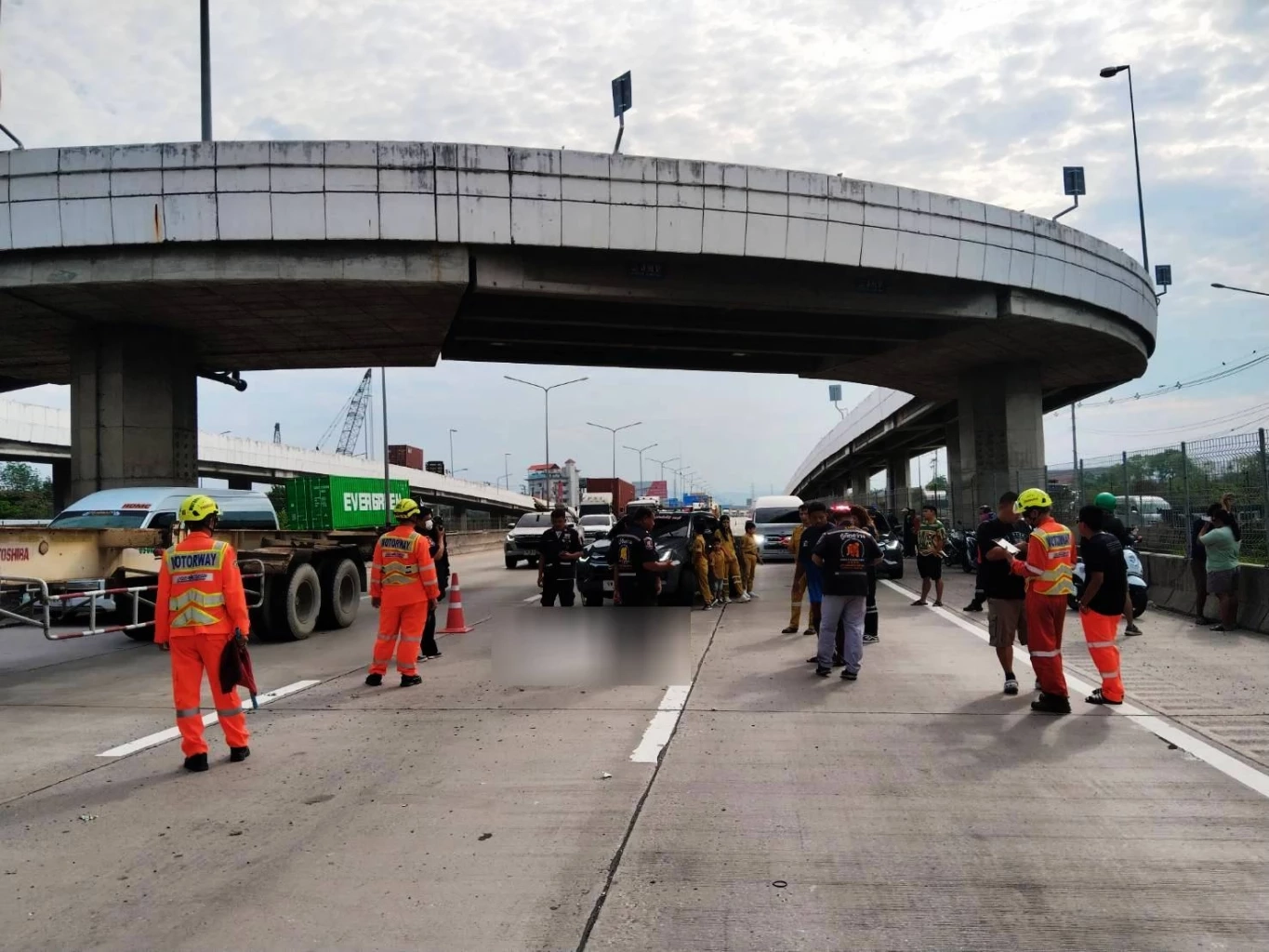 สาวโรงงานชลบุรี เลิกงานออกกะ ขี่จยย.ชนราวสะพานเกือกม้าตกลงดับ