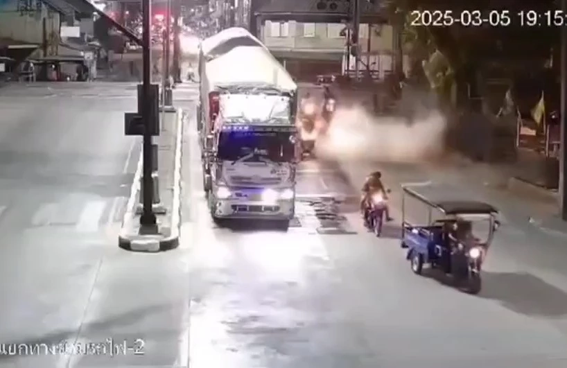 เปิดคลิป! คนร้ายขว้างระเบิด ยะลา-เผากล้อง "สายบุรี - ปะนาเระ"