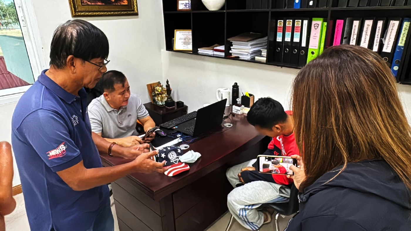 รวบแล้ว! แก๊งเด็กแว้น ปาหินใส่กระจกรถกระบะทะลุ ขณะจอดติดไฟแดง