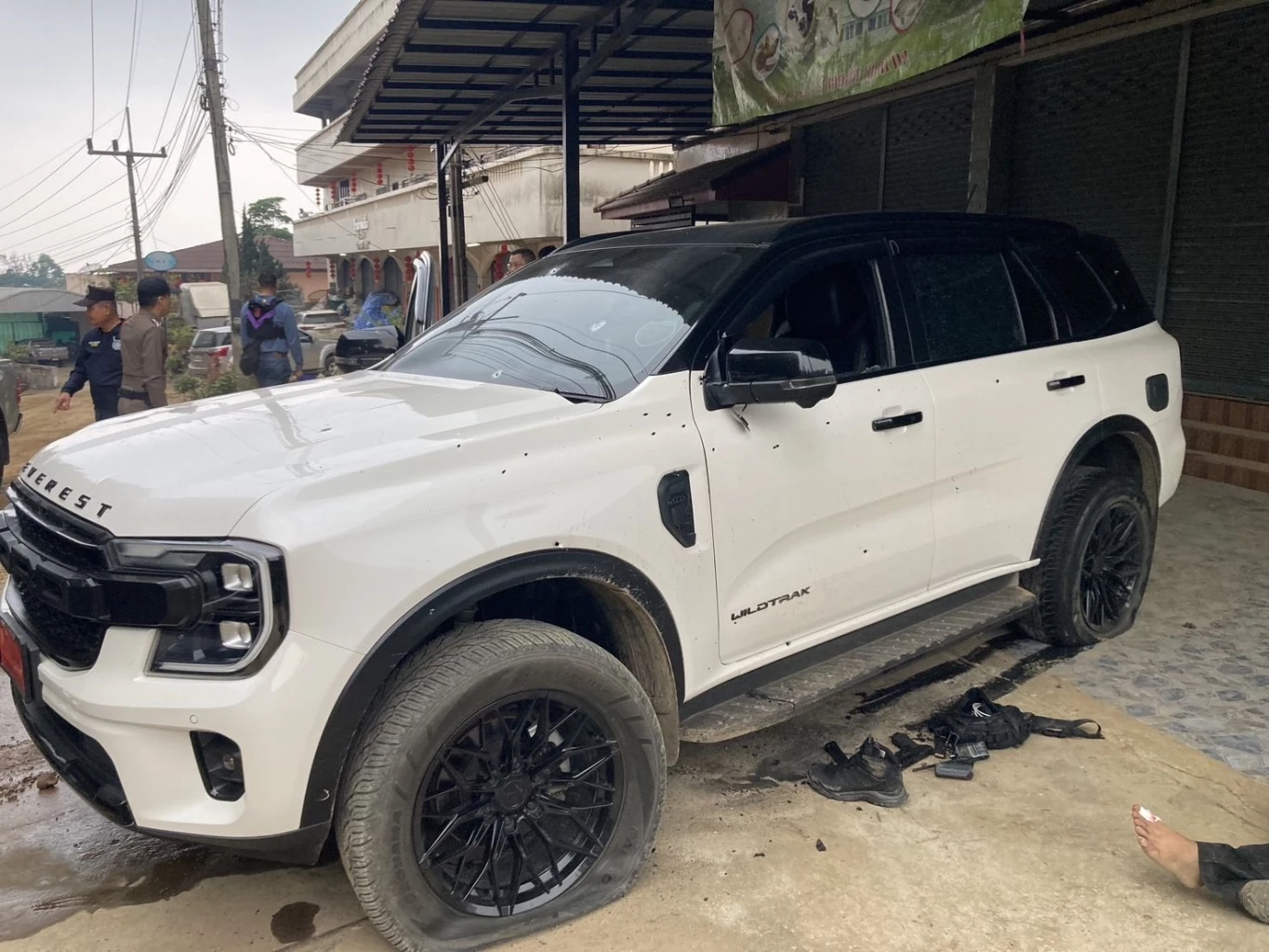 จับไอซ์ล็อตใหญ่ ซุกรถดัดแปลงคล้ายรถทหารกว่า 1,500 กก.