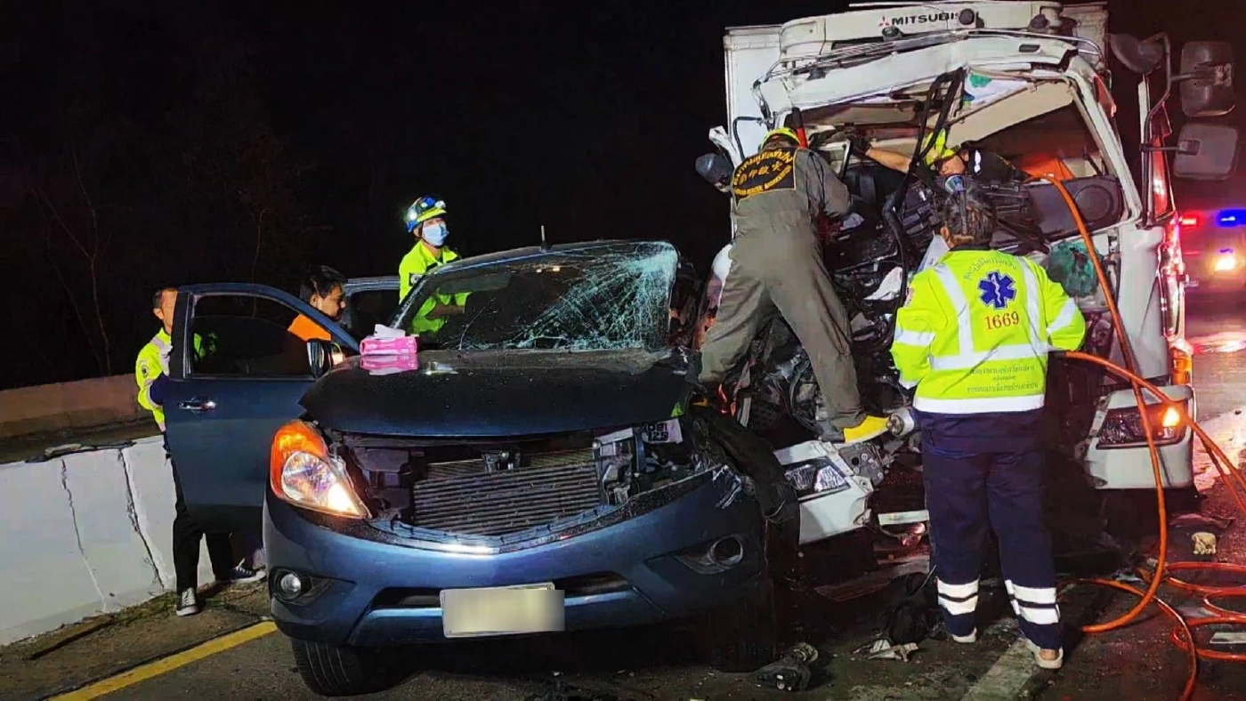 สยองรับอรุณ! รถบรรทุก 6 ล้อ บรรทุกไก่สด เบียดชนรถกระบะยับ
