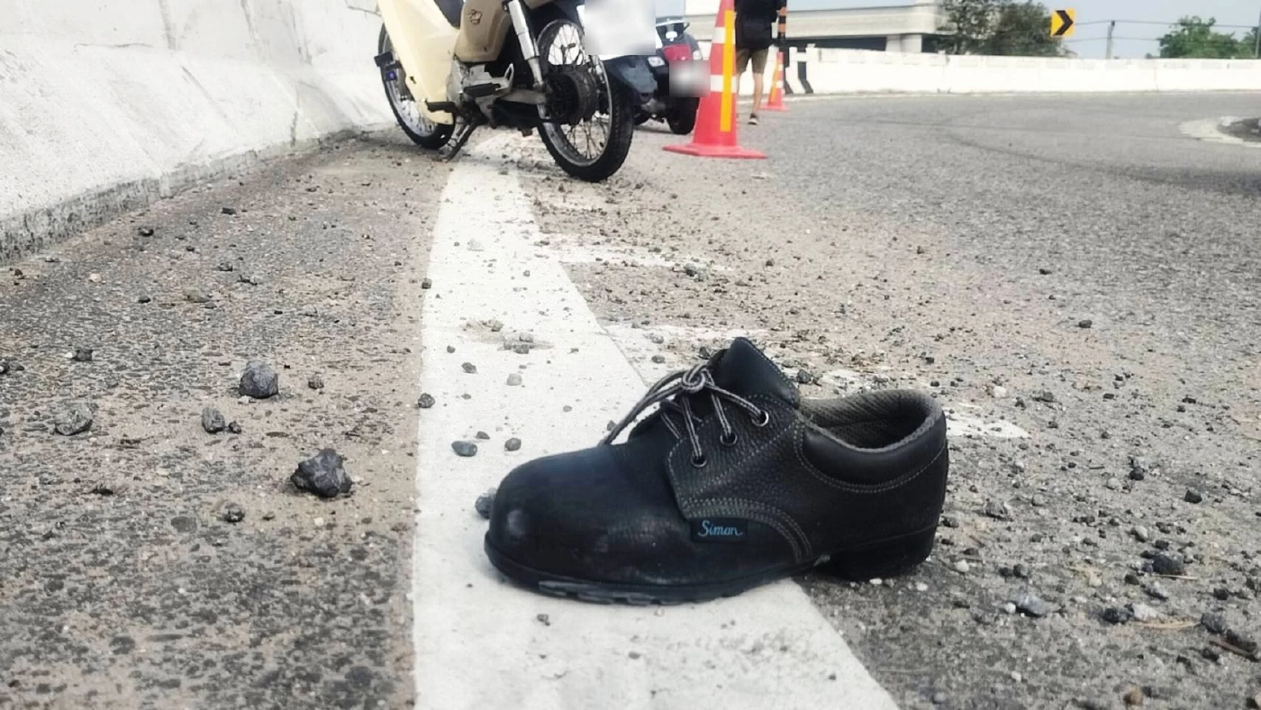 สาวโรงงานชลบุรี เลิกงานออกกะ ขี่จยย.ชนราวสะพานเกือกม้าตกลงดับ