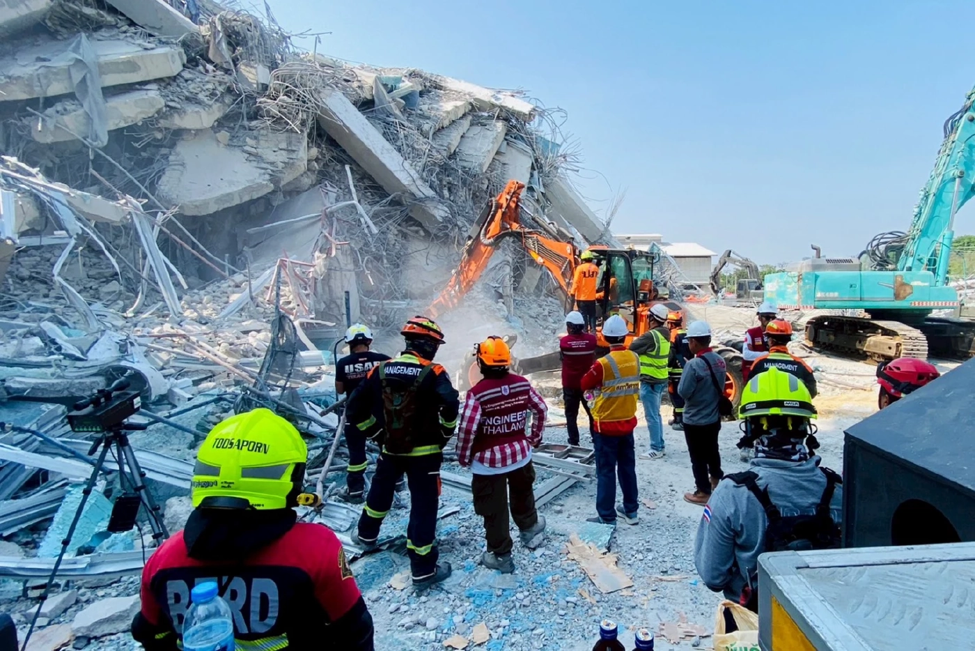 ญาติทยอยรับศพเหยื่อ "ตึกถล่ม" เมียคนขับเครน เผยลางก่อนเกิดเหตุ