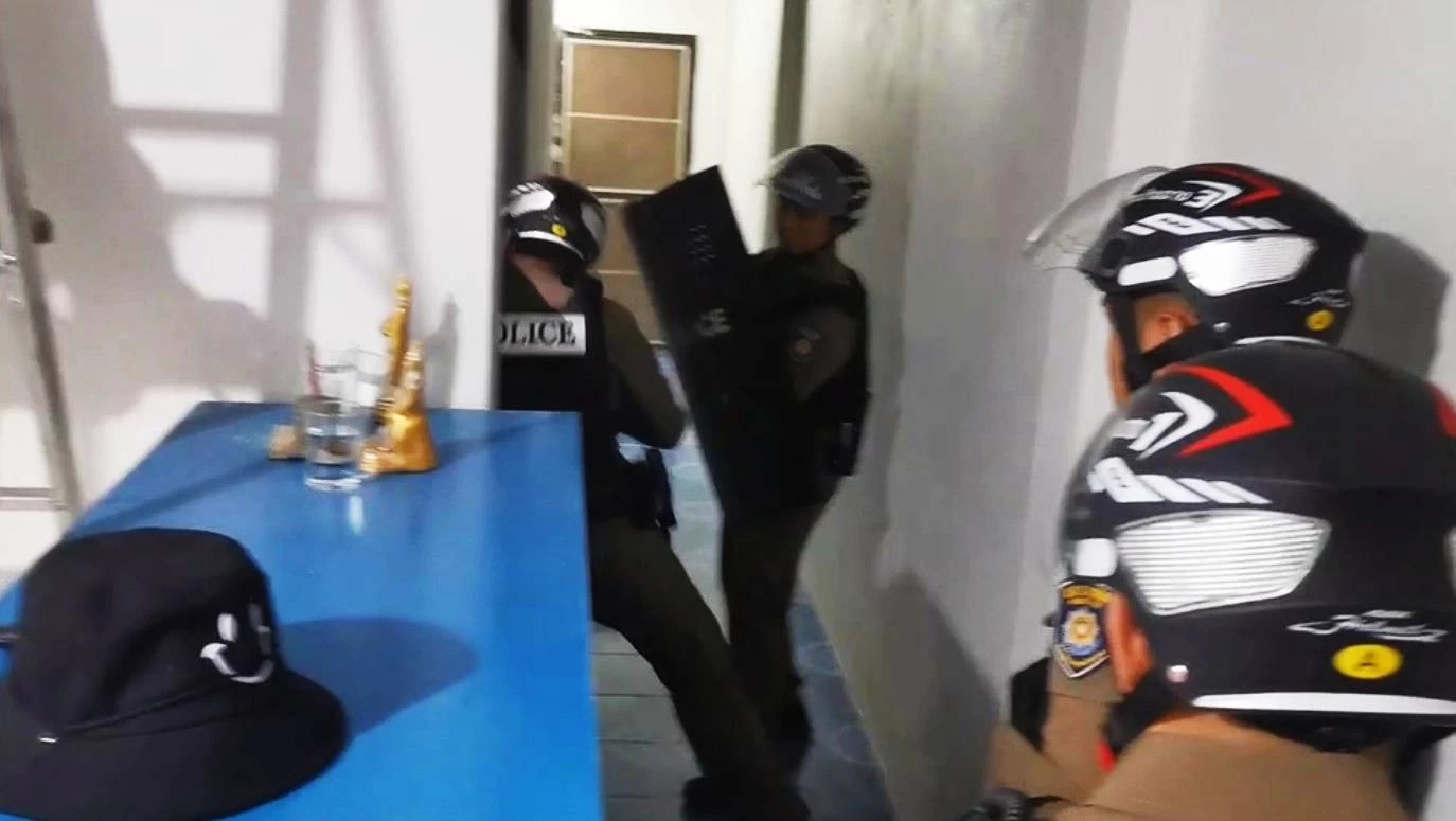 ตำรวจบ้านฉางบุกชาร์จ "พ่อคลั่งยา จับลูกสาววัย 12 เป็นตัวประกัน"