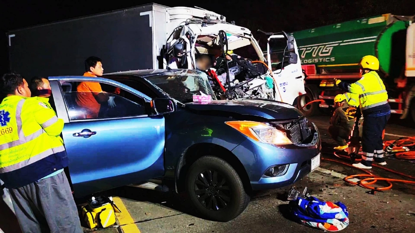 สยองรับอรุณ! รถบรรทุก 6 ล้อ บรรทุกไก่สด เบียดชนรถกระบะยับ