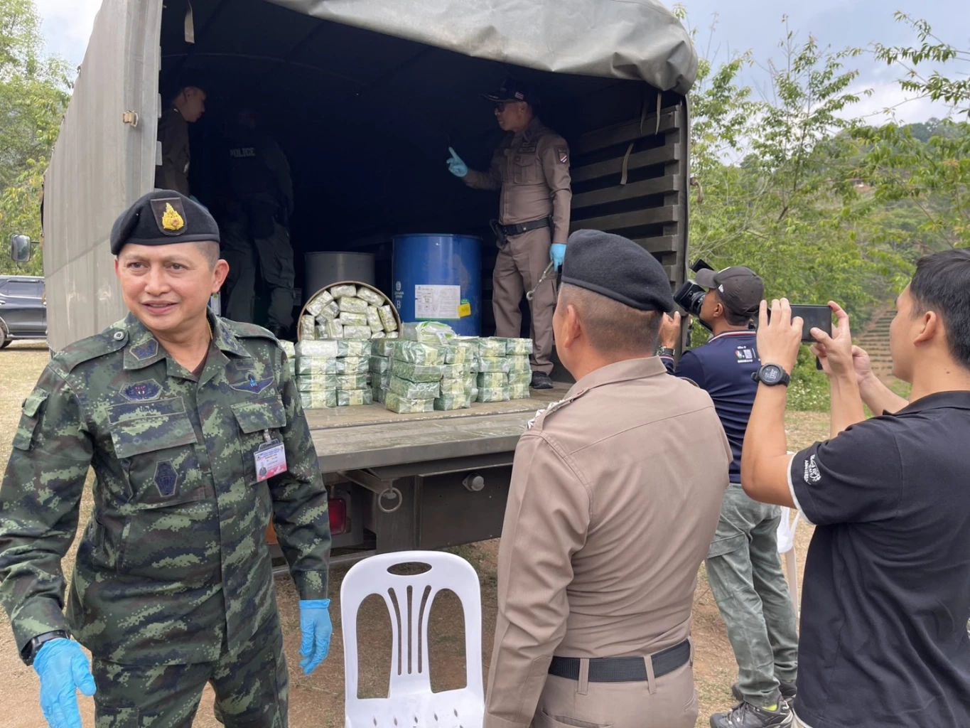 จับไอซ์ล็อตใหญ่ ซุกรถดัดแปลงคล้ายรถทหารกว่า 1,500 กก.