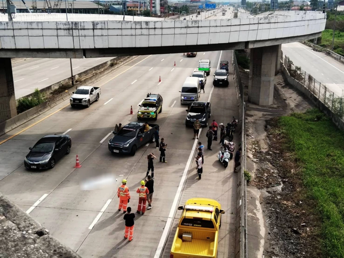 สาวโรงงานชลบุรี เลิกงานออกกะ ขี่จยย.ชนราวสะพานเกือกม้าตกลงดับ