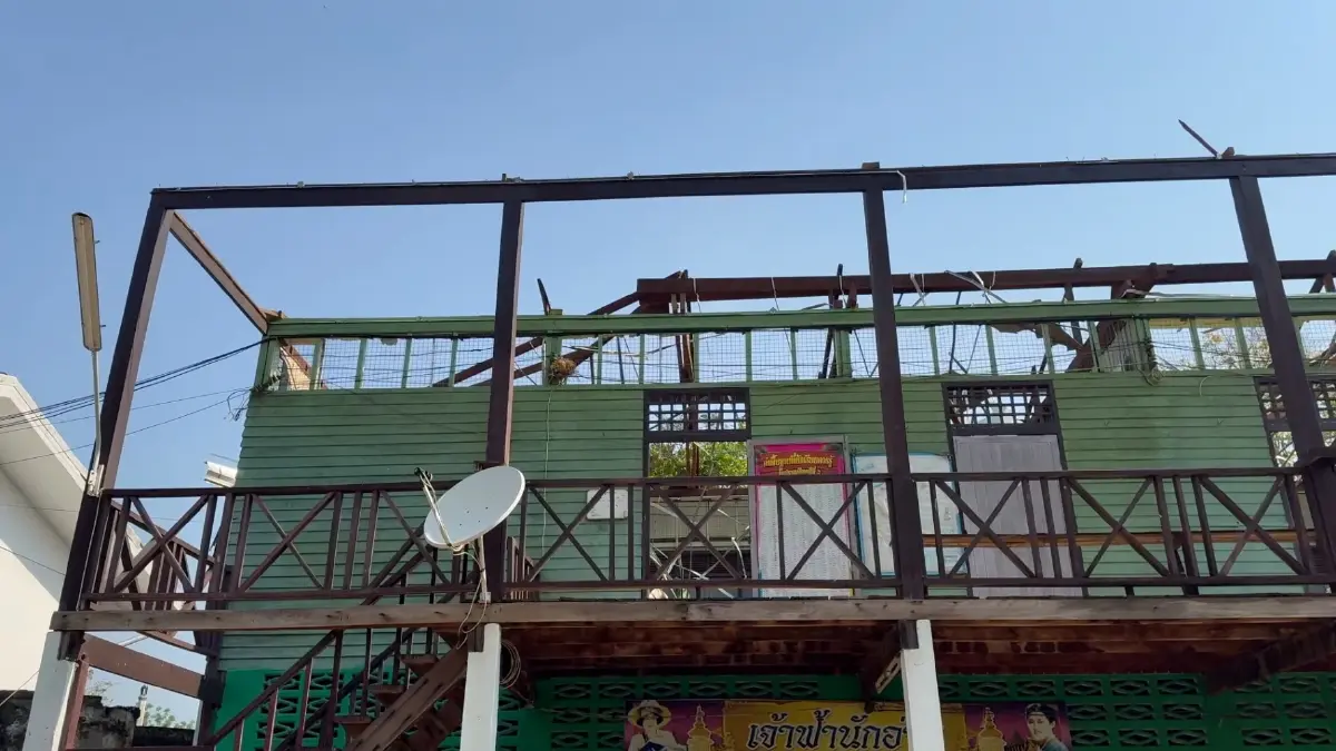 ปิดโรงเรียนด่วน 1 วัน พายุฤดูร้อนซัดพังยับ หลังคาปลิวว่อน