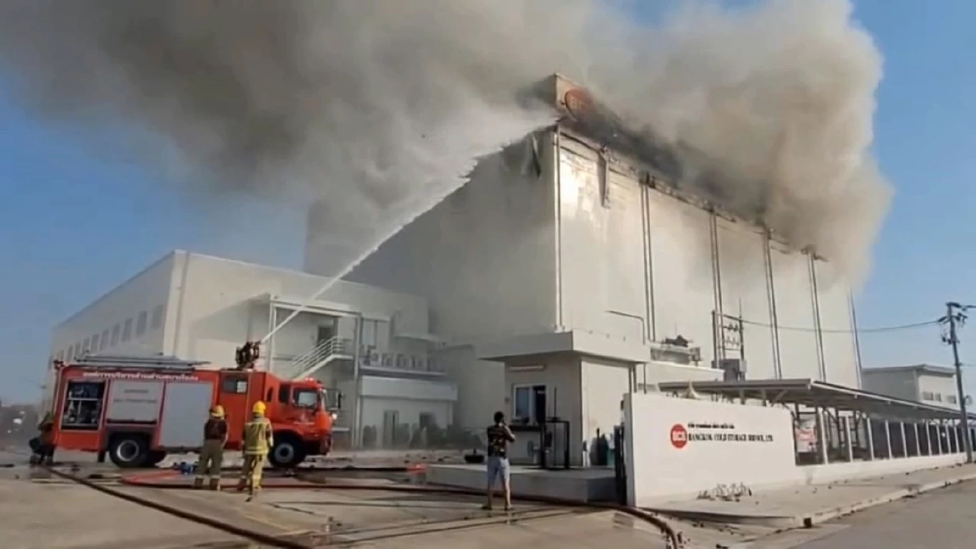 อัปเดตไฟไหม้ใหญ่คลังสินค้าบางพลี 19 ชม.ยังเข้าภายในไม่ได้ ชั้นวางของถล่ม