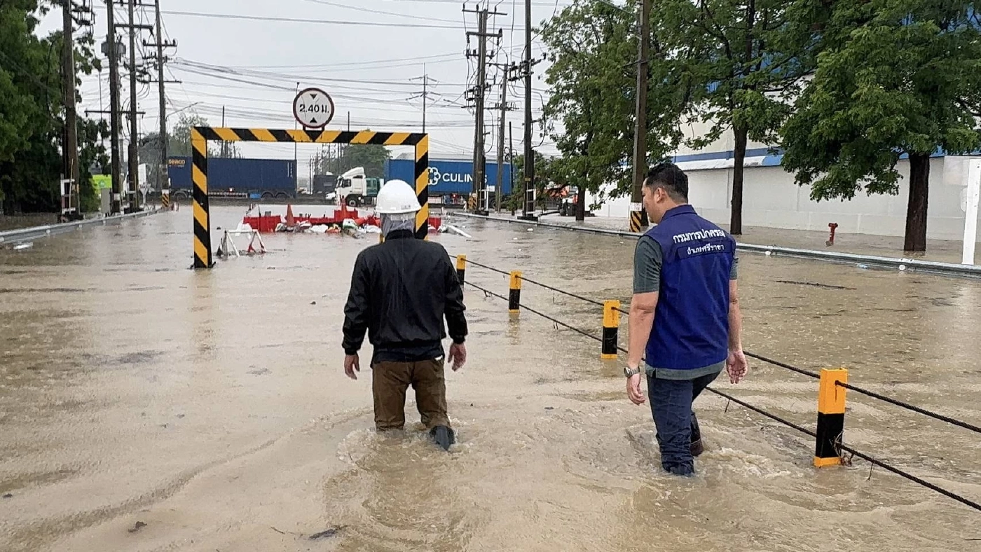 ด่วน! “ศรีราชา” ฝนถล่ม พักเดียวถนนหลายสายจมบาดาล ลึกสุดเป็นเมตร