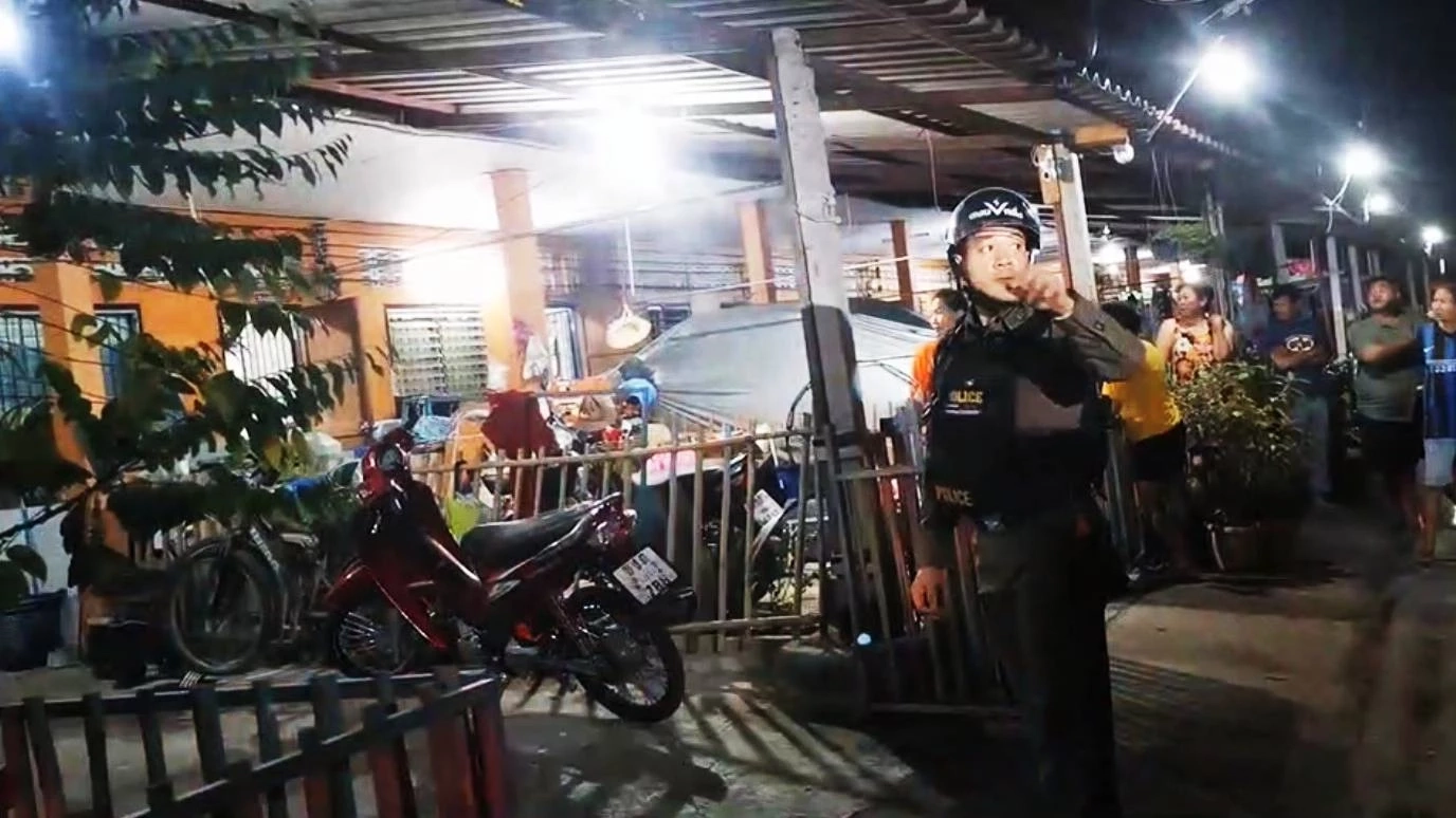 ตำรวจบ้านฉางบุกชาร์จ "พ่อคลั่งยา จับลูกสาววัย 12 เป็นตัวประกัน"