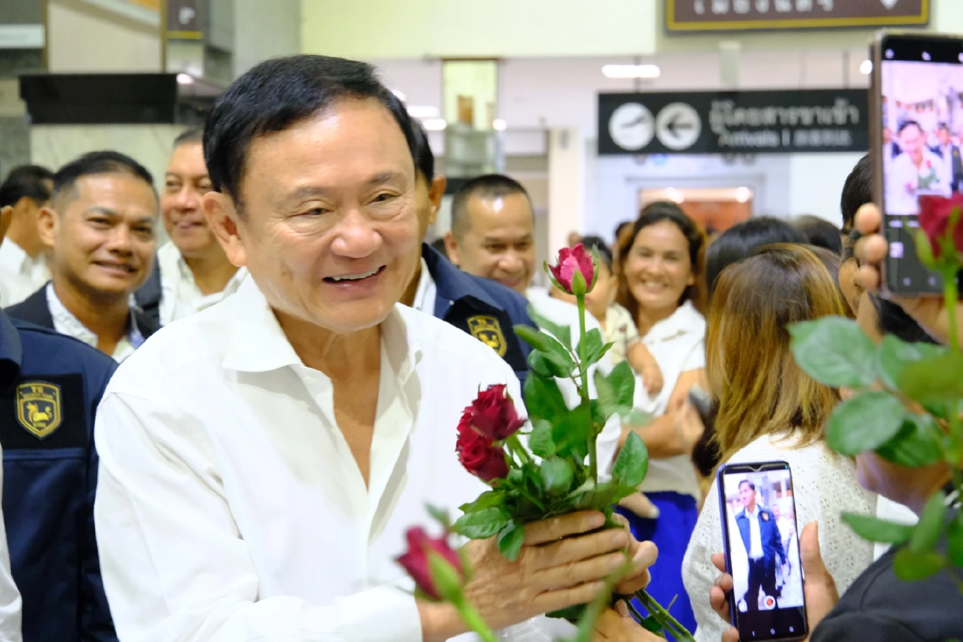 แห่ส่องทะเบียนรถ "ทักษิณ" ทอดผ้าป่าเพื่อไทย นครศรีธรรมราช