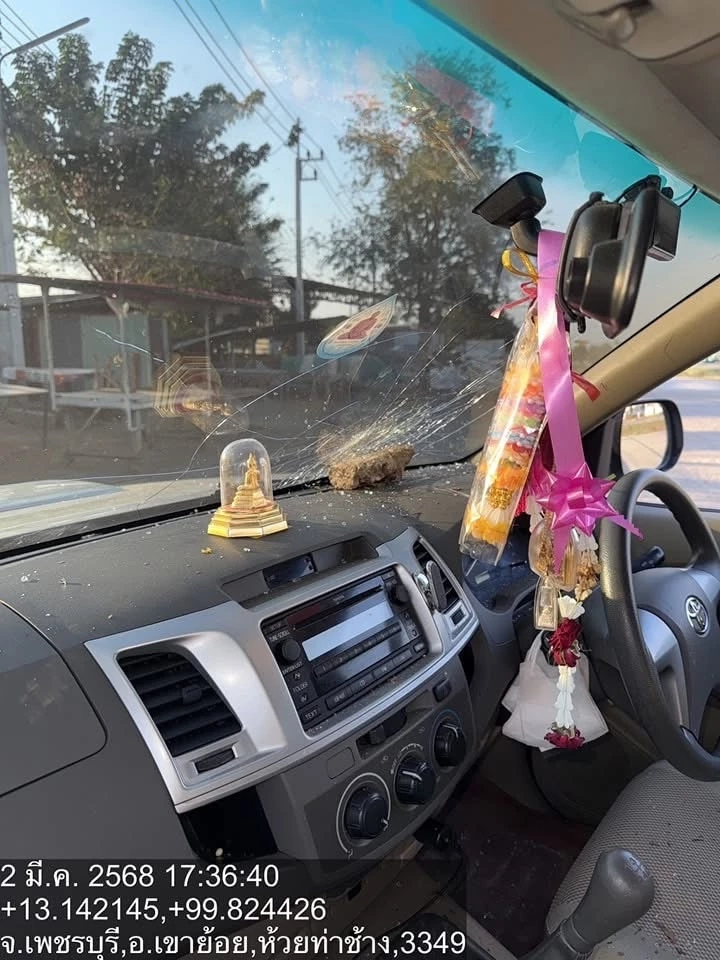 รวบแล้ว! แก๊งเด็กแว้น ปาหินใส่กระจกรถกระบะทะลุ ขณะจอดติดไฟแดง