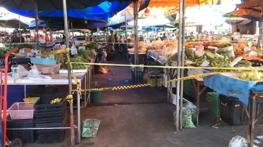 รัวยิงกลางตลาดสด พ่อค้าหมูสาดกระสุนใส่พ่อค้าปลา เหตุเมียตีกัน