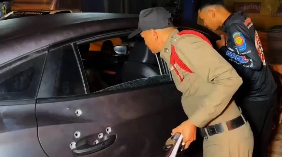 คนร้ายซิ่งกระบะ ยิงถล่มใส่เก๋ง หนุ่มวัย 16 กระสุนเจาะแก้มฝังใน