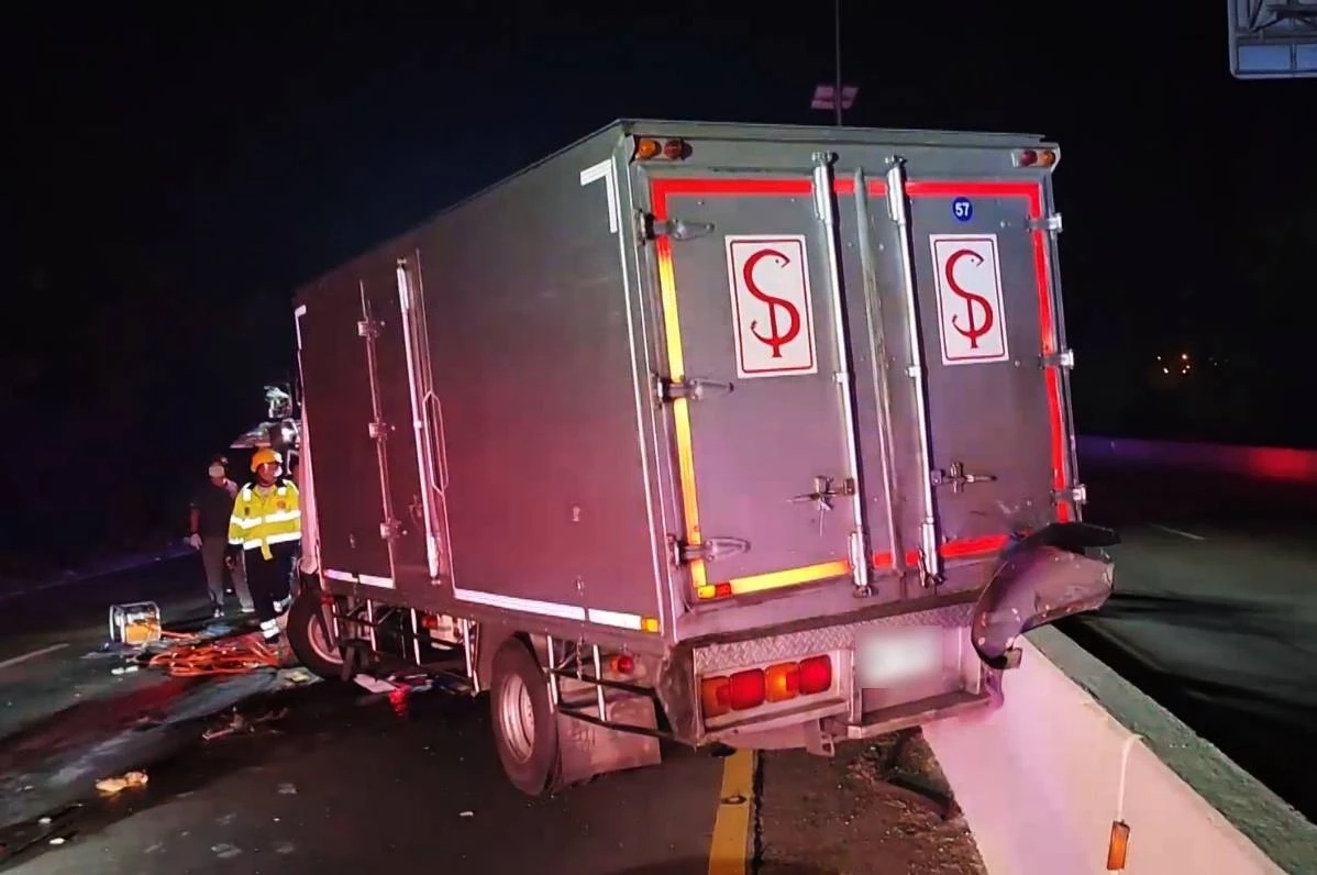 สยองรับอรุณ! รถบรรทุก 6 ล้อ บรรทุกไก่สด เบียดชนรถกระบะยับ