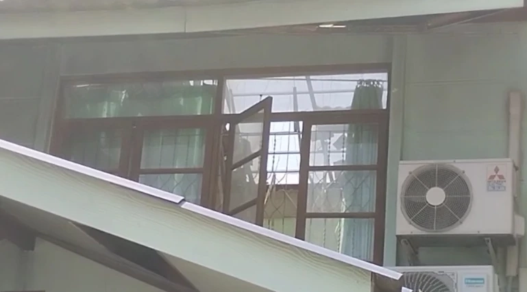 ระทึก! ถังแก๊สระเบิดไฟไหม้บ้าน ลูกเจ้าของบ้านสาหัส เพื่อนบ้านช่วยดับไฟทัน