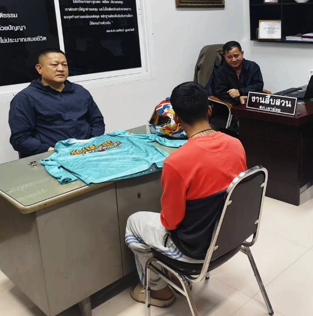 รวบแล้ว! แก๊งเด็กแว้น ปาหินใส่กระจกรถกระบะทะลุ ขณะจอดติดไฟแดง