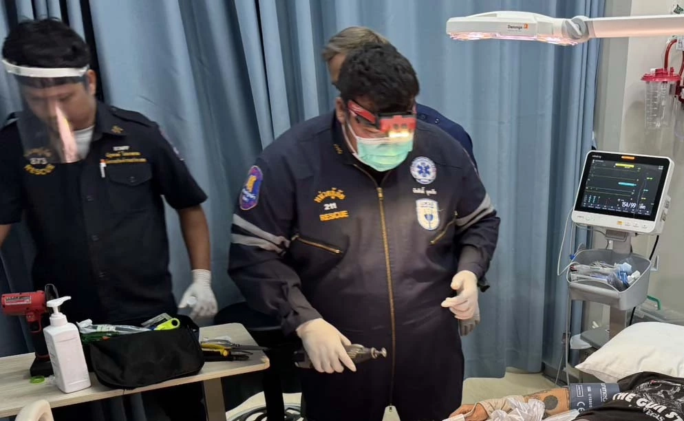 กู้ภัย รุดช่วยหนุ่มใหญ่ สวมแหวนรัดโคน “จ้าวโลก” จนอักเสบหวิดขาด