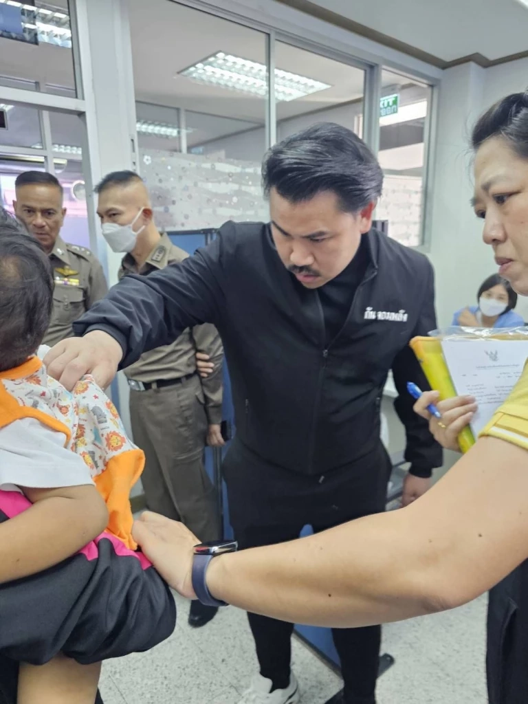 ชาวบ้านยกมือไหว้ท่วมหัว บุกช่วย 2 ขวบ พ้นขุมนรกจากพ่อโหดทาสยา