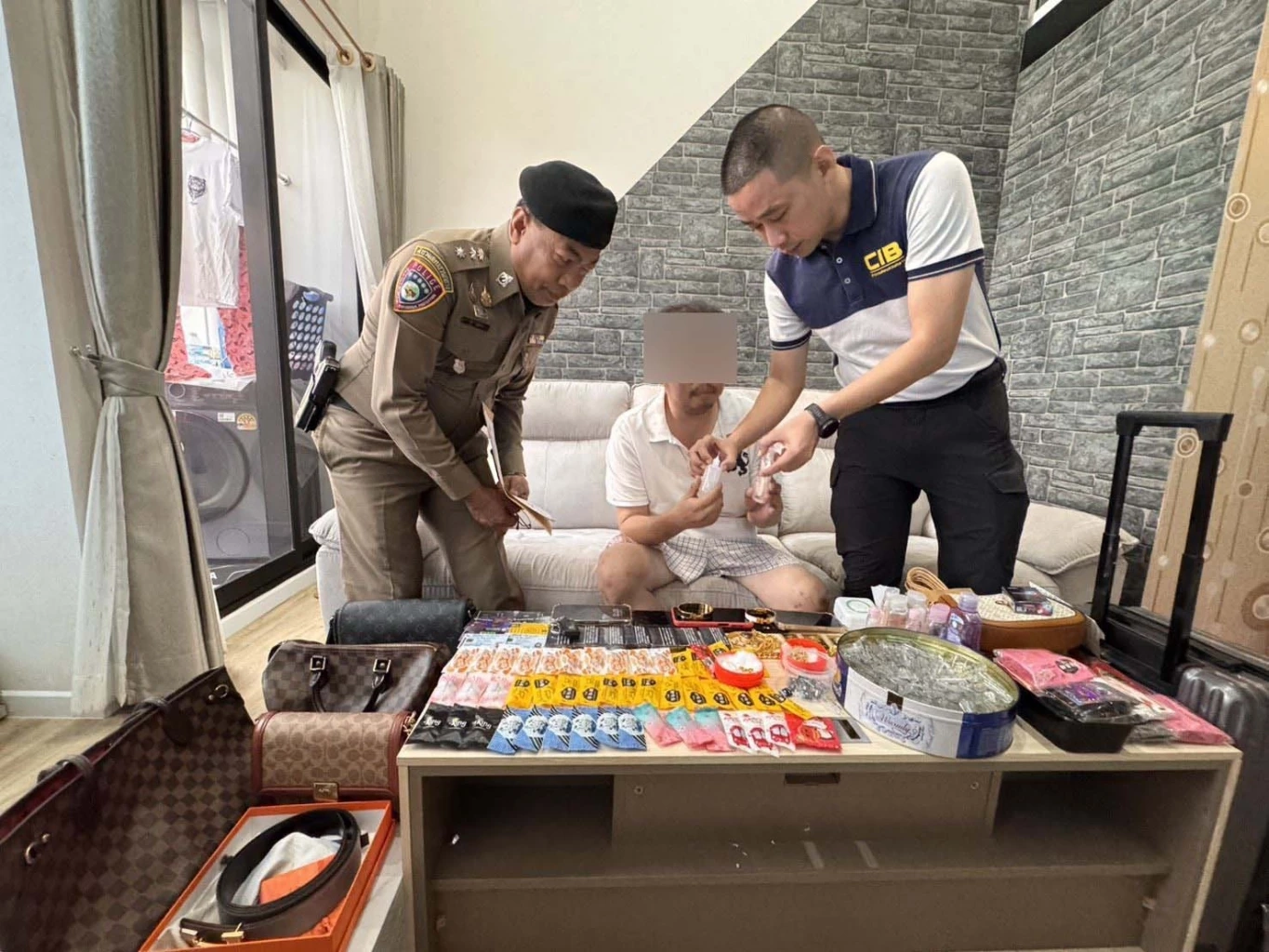 ทลายแหล่งผลิตบุหรี่ไฟฟ้าซอมบี้ - พอตเค เปิดร้านกัญชาบังหน้า