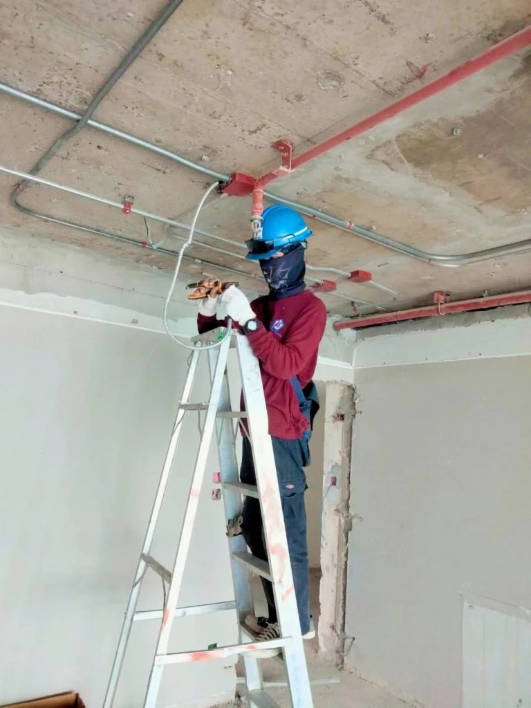 นายวรากร