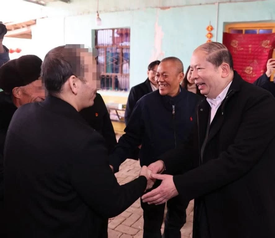 สถานทูตจีนเผยภาพ "ชาวอุยกูร์" กลับถึงบ้านพบครอบครัวแล้ว