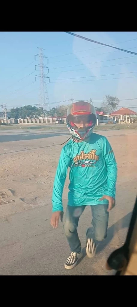 รวบแล้ว! แก๊งเด็กแว้น ปาหินใส่กระจกรถกระบะทะลุ ขณะจอดติดไฟแดง