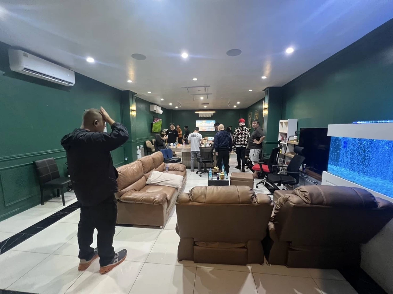 บุกทลายบ่อนโป๊กเกอร์กลางกรุง รวบผีพนันนานาชาติเกินครึ่งร้อย