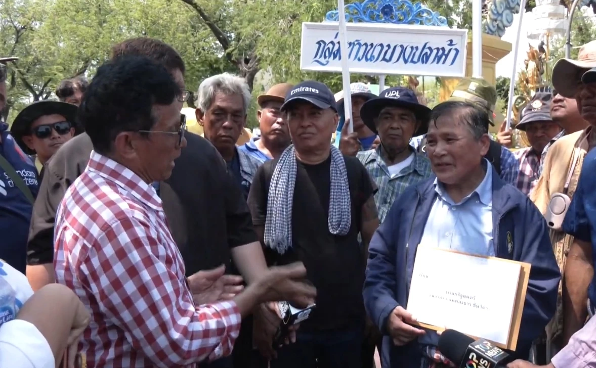 ภาพประกอบ บรรยากาศ การชุมนุมกลุ่มเกษตรกรชาวนา เรียกร้อง รัฐบาลปรับราคาข้าว