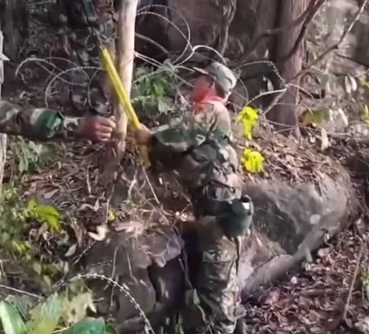 "กองทัพบก" เช็กแล้ว ภาพทหารเขมรตัดรั้วลวดหนาม เป็นภาพเก่า